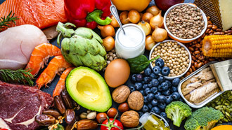 Frutas, legumes, cereais, carne e peixe que encontra no supermercado.